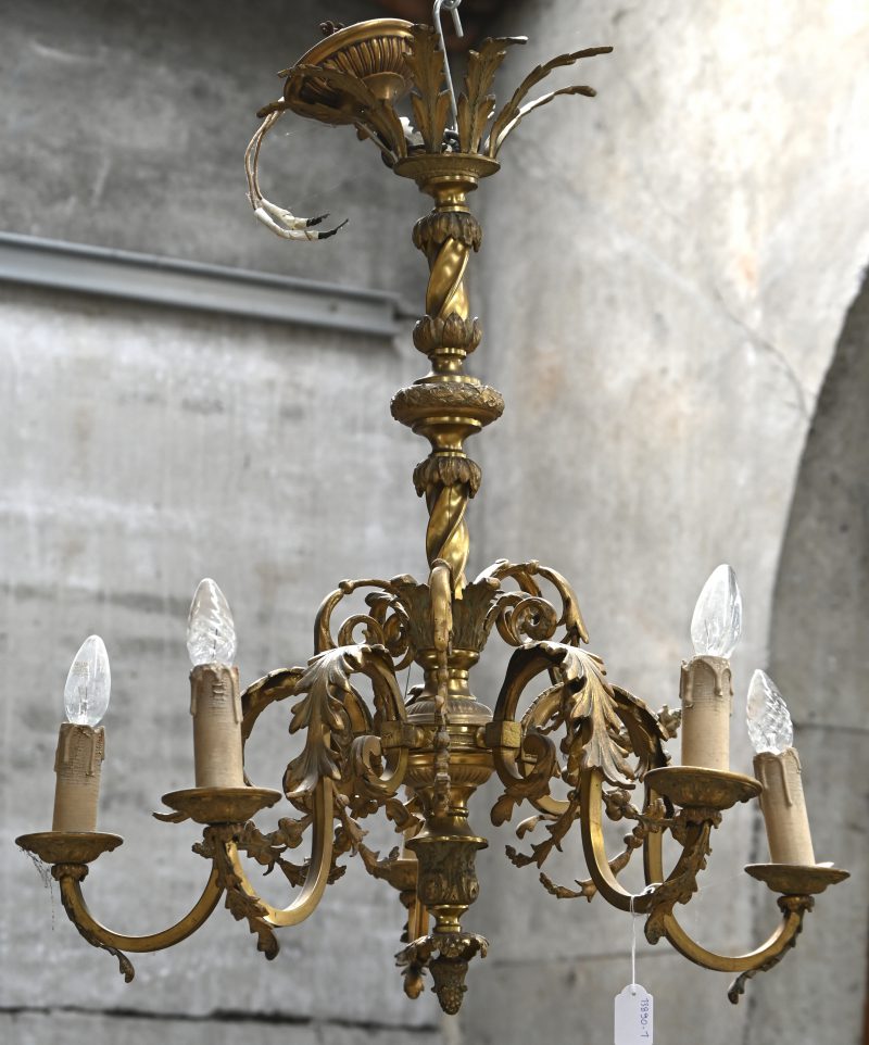 Een verguld bronzen luchter met florale decoratie.