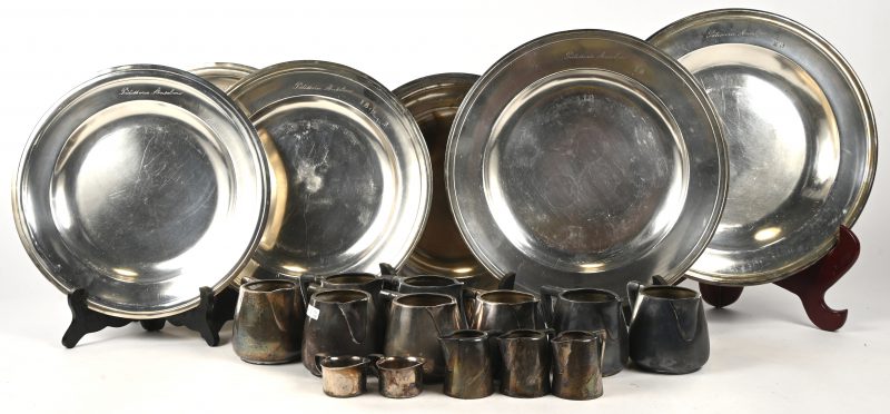 Een lot van 12 verzilverd metalen kannetjes, gemerkt Wiskemann, en toegevoegd 6 verzilverd metalen borden, de borden en een deel kannetjes met opschrift ‘Patisserie Anselmo’.