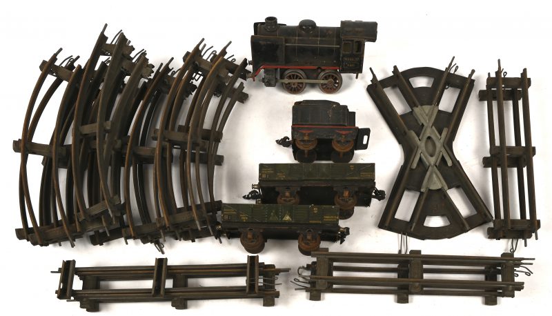 Een vintage opwindbare treinset van Märklin, O spoor, bestaande uit een Locomotief, R880, waarvan 2 afgebroken/ontbrekende wielen, met bijhorende tender, 2 wagons en een lot sporen.