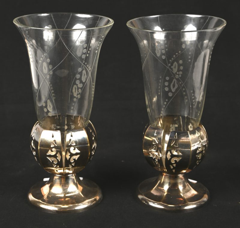 Een set van 2 geslepen kristallen vaasjes met verzilverd metalen voet.
