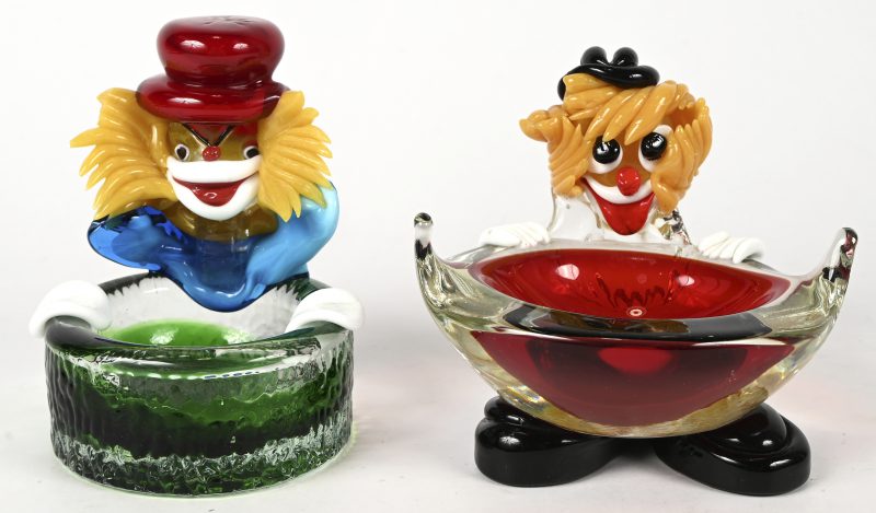 Een lot van twee Murano glaspasta assenbakken. 1 met schade.