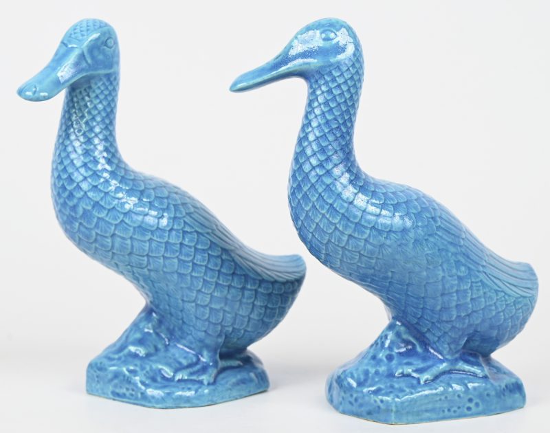 Paar blauw geglazuurde aardewerken eenden.