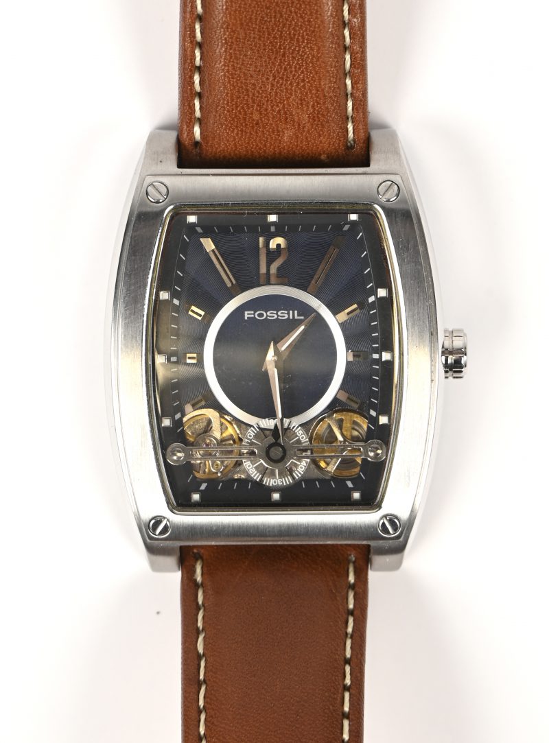 Een roestvrij stalen herenhorloge met originele bruine polsband.
