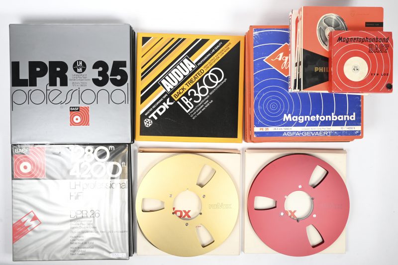 Een lot van 7 vintage metalen reels, Ø 27 cm, bestaande uit 2 x Revox, een rode en een goudkleurige, 4 x BASF en één TDK. Toegevoegd 8 plastic reels en een lege doos van BASF.