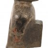 Een houten Nkisi fetish beeld, Vili - Congo, met een amalgaam van offensieve of defensieve magische ingrediënten.