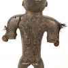 Een houten Nkisi fetish beeld, Vili - Congo, met een amalgaam van offensieve of defensieve magische ingrediënten.