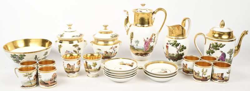 Een samengesteld lot 19e eeuws porseleinen servies met vergulde delen en een decor van landschappen, gebouwen en figuren. Bestaande uit 2 theepotten, schade aan de schenktuit van de grootste, 2 suikerpotten, een melkkannetje, een kom, 10 tassen en 8 ondertassen.