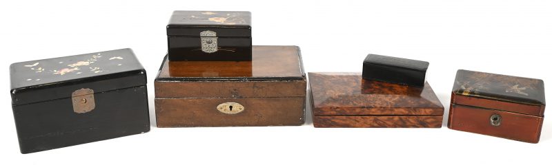 Een lot van 6 houten kistjes waarvan met Aziatische decoraties.