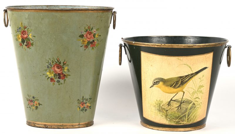 Een lot van 2 metalen papiermandjes, de ene handbeschilderd met bloemen, de andere heeft een opdruk van een vogel.