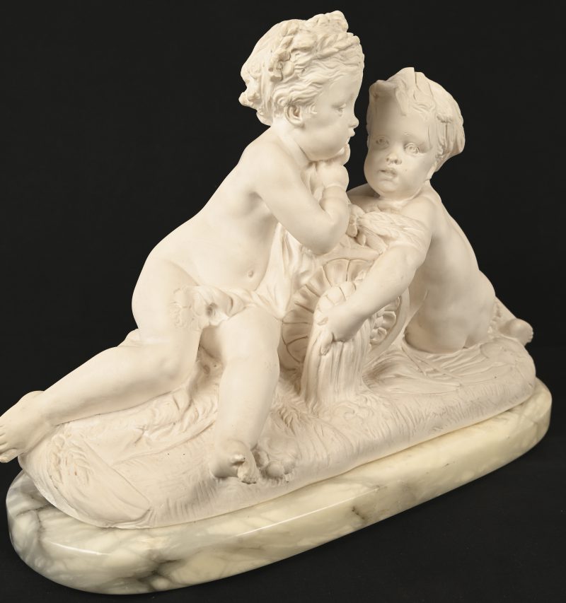 Een groep uit kunsthars met 2 putti op marmeren voet.