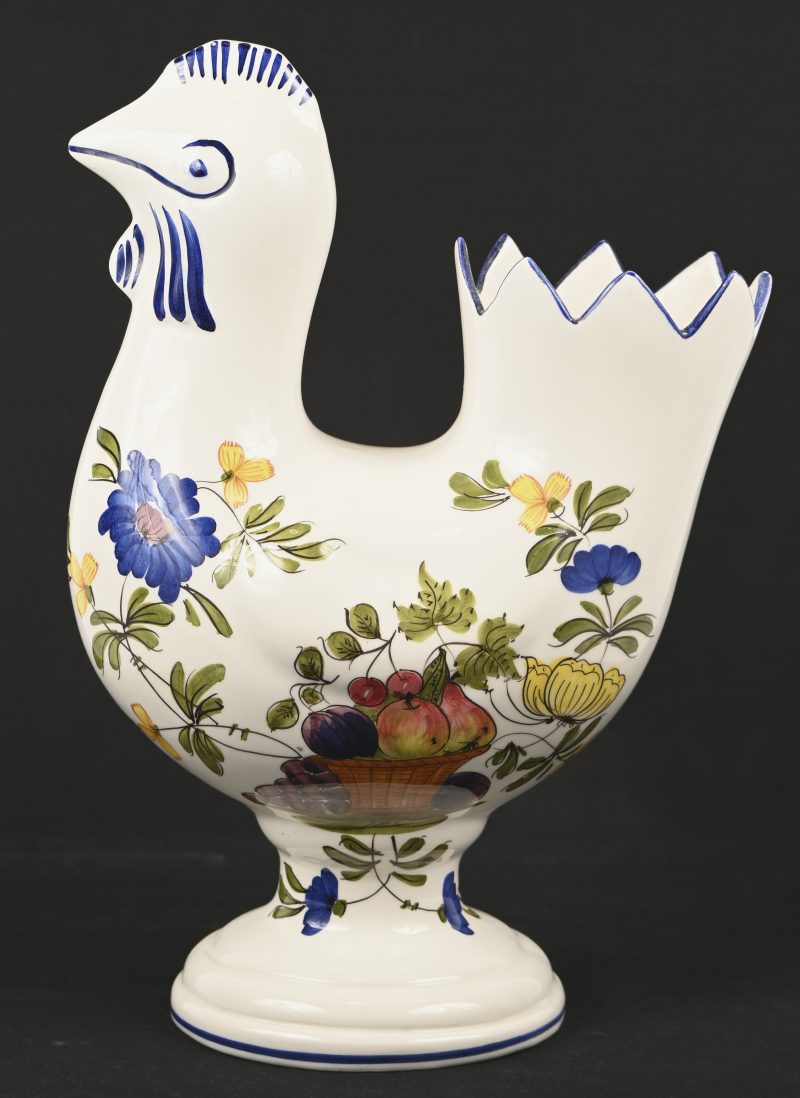 Een Italiaanse geglazuurd keramische haan met florale decoratie. Gemerkt ESTE.