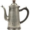 Een partij oude tin bestaande uit een antieke schotel en koffiepot en 3 schaaltjes in art-nouveau stijl. Een totaalgewicht van 3130 gram.