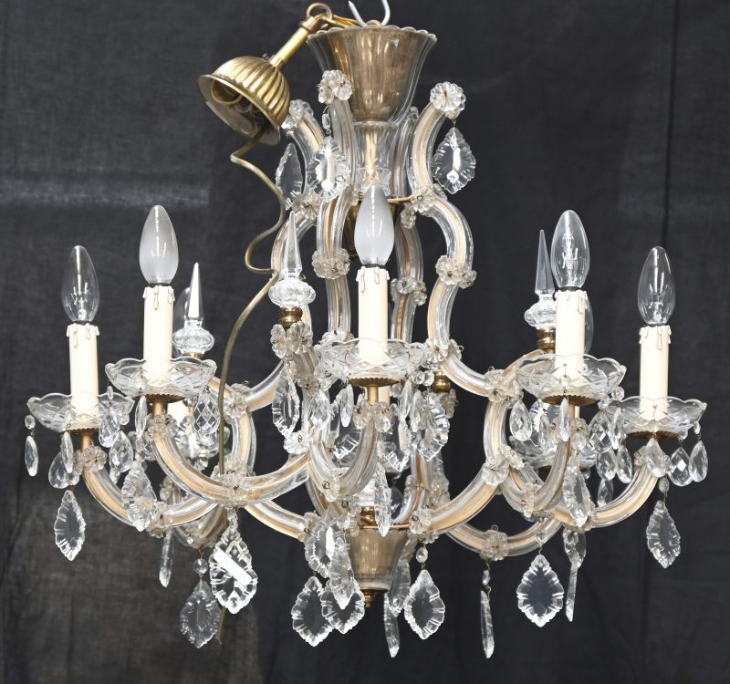 Een Marie-Therèse luchter met 8 lichtpunten en pendeloques.