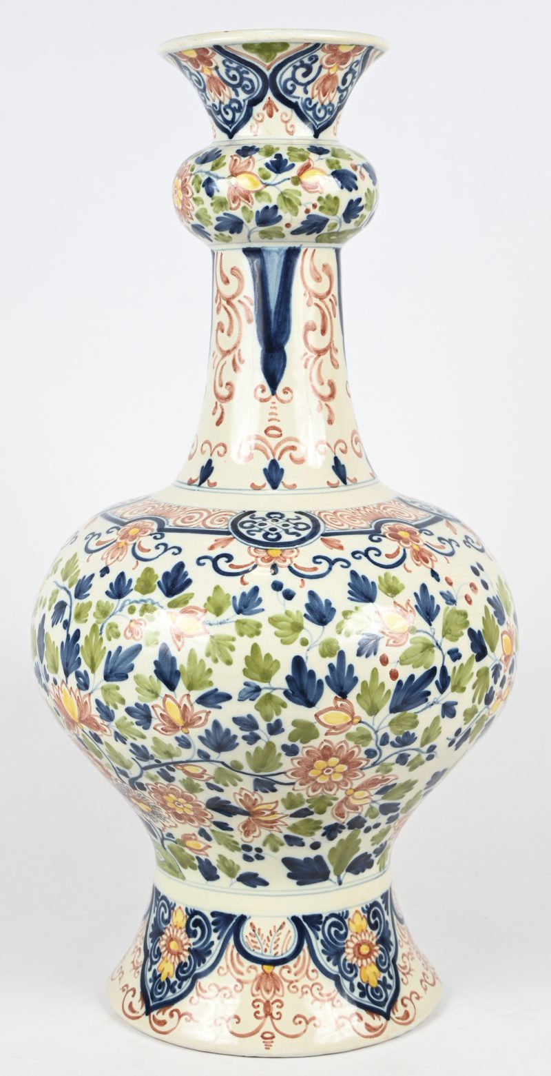 Een knobbelvaas van veelkleurig aardewerk met een Delfts decor met vogels en wijnranken naar Lodewijk XV en Art Nouveau inspiratie. Onderaan gemerkt.