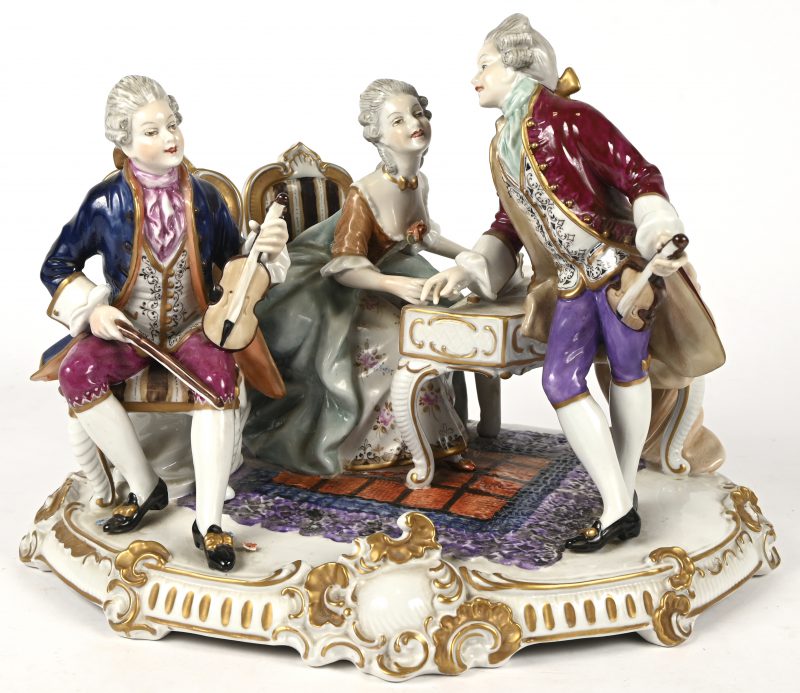 “Muzikanten”, een porseleinen groep, gesigneerd Unter Weiss Bach. De voet is achteraan gebarsten.