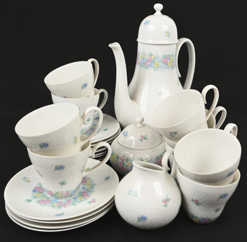 Een 24-delig theeserviesje, Rosenthal Studio Line, bestaande uit een theepot, een melkkannetje, een suikerpotje, 9 tasjes en 12 ondertasjes.