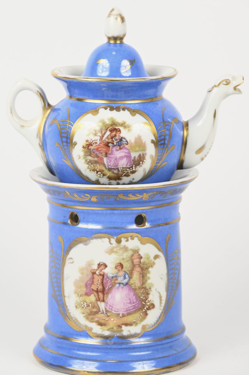 Een porseleinen theestel bestaande uit een theepot met warmhouder, gemerkt Sèvres.