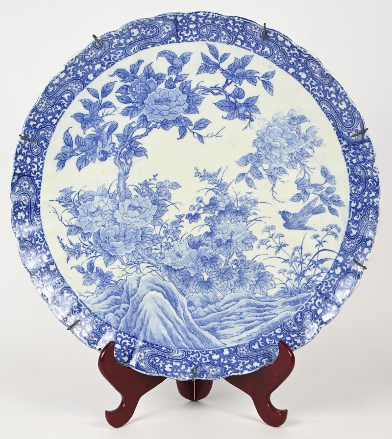 Groot sierbord van blauw-wit porselein, met aziatisch decor.
