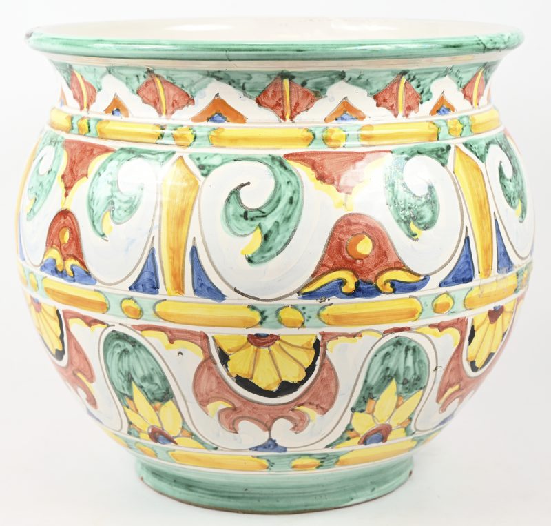 Grote jardinière van polychroom gelazuurd aardewerk. Onderaan gemerkt; De Marinis, Italy.