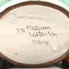 Grote jardinière van polychroom gelazuurd aardewerk. Onderaan gemerkt; De Marinis, Italy.