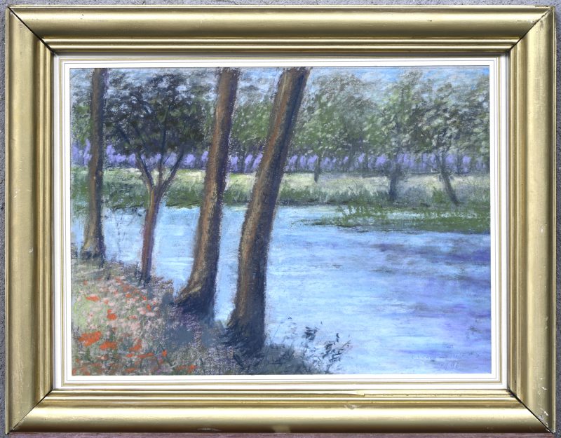 “Beek met bomen en bloemen”. Pastel op papier. Gesigneerd en gedateerd.