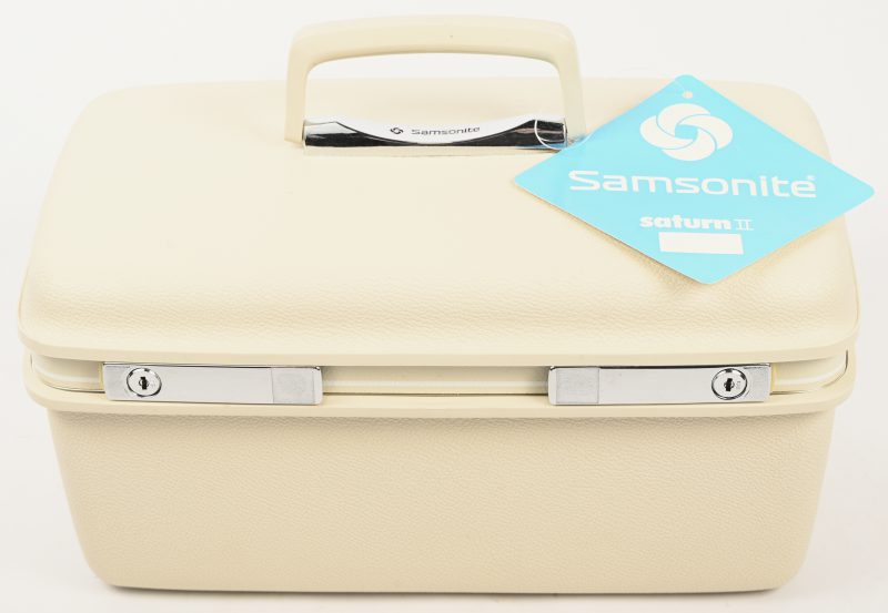 “Misty White” beautycase in oorspronkelijke verpakking. Nieuwstaat met sleutel.