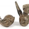Een lot van drie etnische voorwerpen, bestaande uit twee aardewerken pijpen en een houten beeldje.