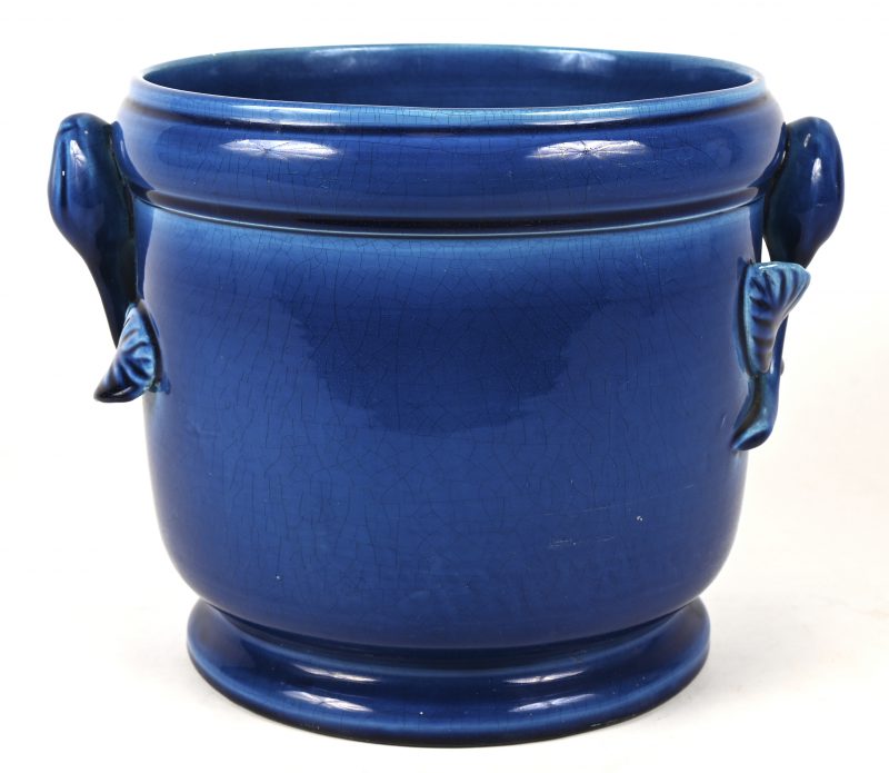 Een blauw geglazuurde aardewerken cache-pot, hand made in France. Kleine schilfer.