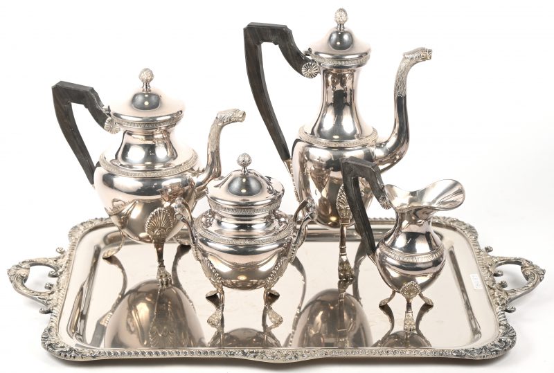 Een verzilverd metalen koffieset bestaande uit een koffie- en een theepot, een melkkannetje, een suikerpot en een dienblad.
