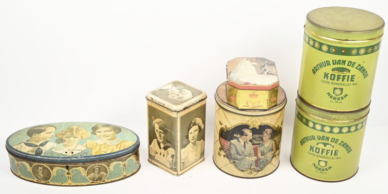 Een lot van 6 oude blikken dozen met het koningshuis als thema.