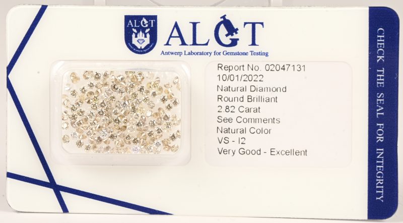 Kleine ronde briljanten met een gezamenlijk gewicht van 2,82 ct. VS - I2 natuurlijke kleur. Met certificaat ALGT.