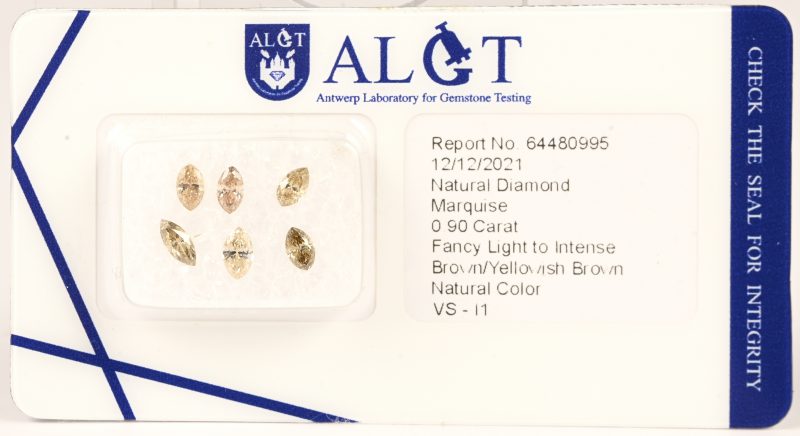 Zes markies geslepen diamanten met een gezamenlijk gewicht van 0,90 ct. VS - I1 ‘Fancy Light to Intense Brown/Yellowish Brown’, natuurlijke kleur. Met certificaat ALGT.