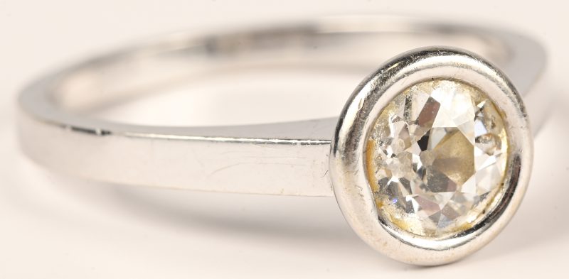Een 18 kt witgouden ring bezet met een diamant solitair van +- 1 ct.