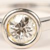 Een 18 kt witgouden ring bezet met een diamant solitair van +- 1 ct.
