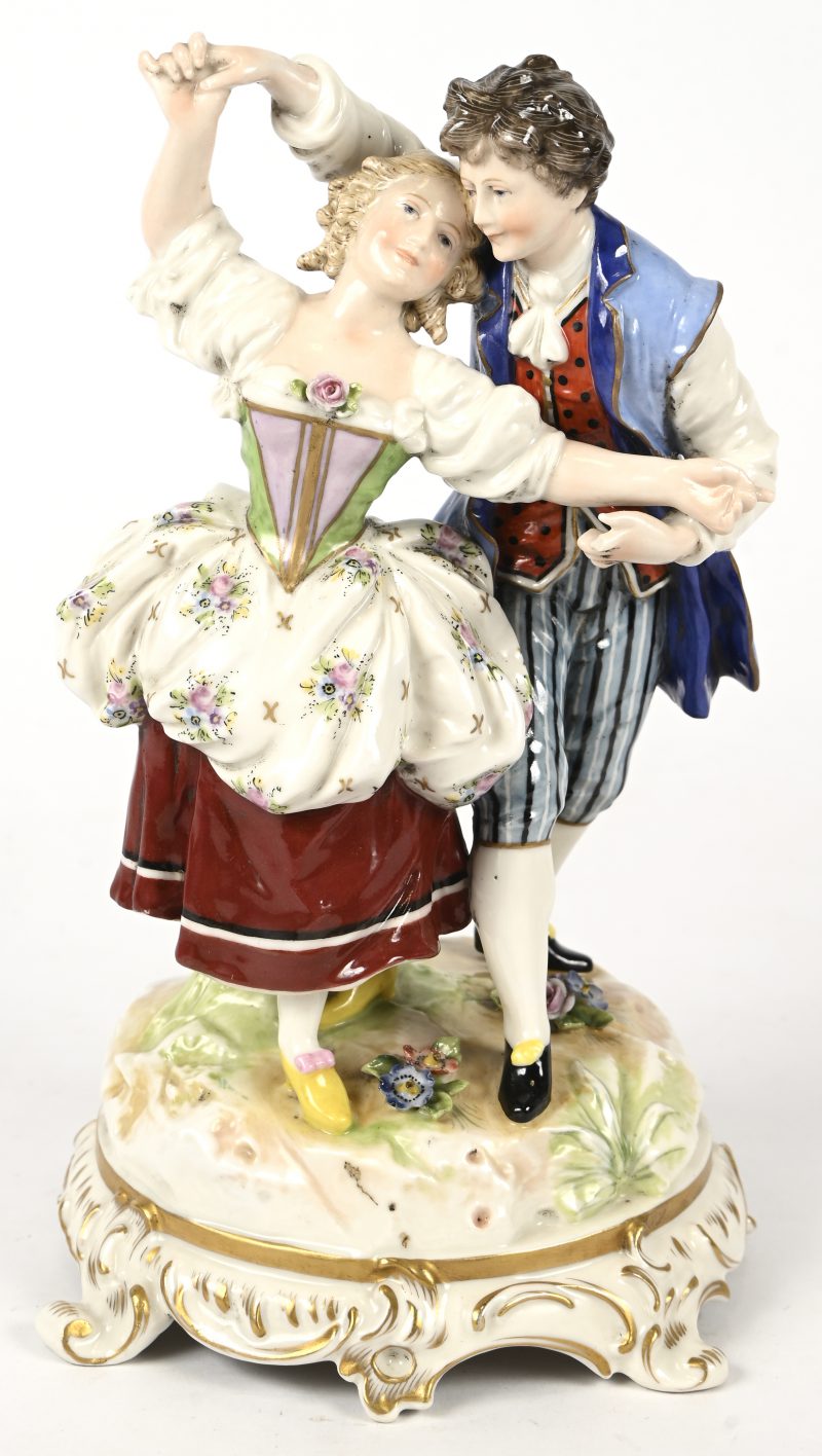 “Danseurs”, een polychrome porseleinen groep, gemerkt Capo Di Monte. Eén vinger manco.
