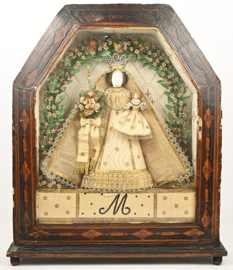De heilige Madonna en kind met porseleinen hoofdjes en stoffen kledij in vitrinekastje. Circa 1900.