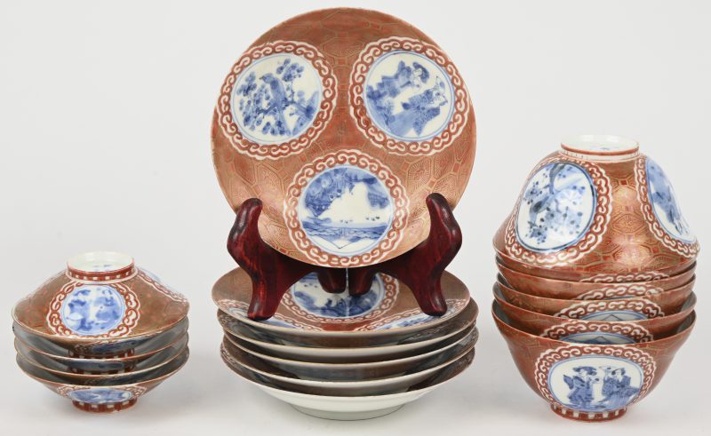 Een set van Japans Imari Porselein, Meiji periode, Kinrande stijl, 6 onderschaaltjes, 6 kommetjes & 5 sakeschaaltjes. Kleine schilferschade op meerdere stukken. Onderaan gemerkt.