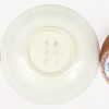 Een set van Japans Imari Porselein, Meiji periode, Kinrande stijl, 6 onderschaaltjes, 6 kommetjes & 5 sakeschaaltjes. Kleine schilferschade op meerdere stukken. Onderaan gemerkt.