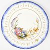 Een Italiaanse handbeschilderde aardewerken terrine op schaal.