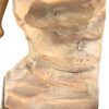 “Amor”, een terracotta beeld, gesigneerd R. Aurili. Topje van een pink manco.