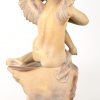 “Amor”, een terracotta beeld, gesigneerd R. Aurili. Topje van een pink manco.