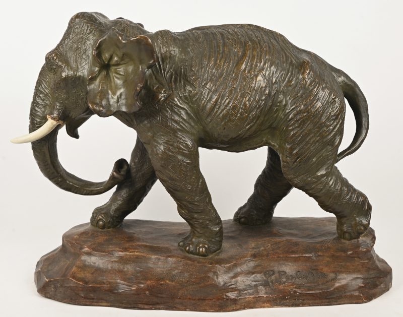 Een terracotta beeld van een olifant, gesigneerd P. Balestra.