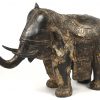 Een gietijzeren beeld van een olifant.