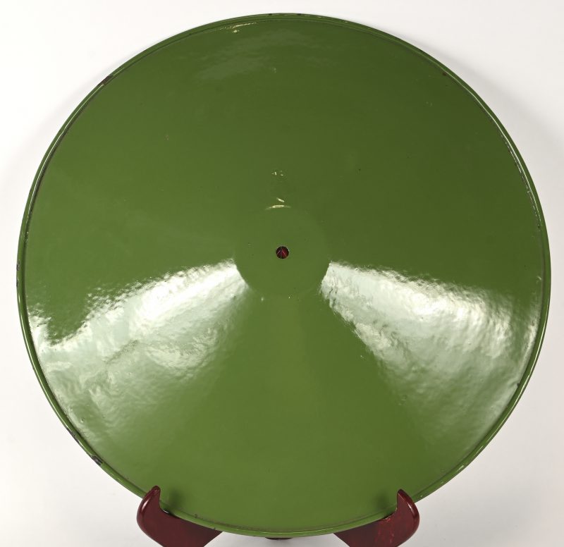Een grote groen gemailleerde lampenkap.