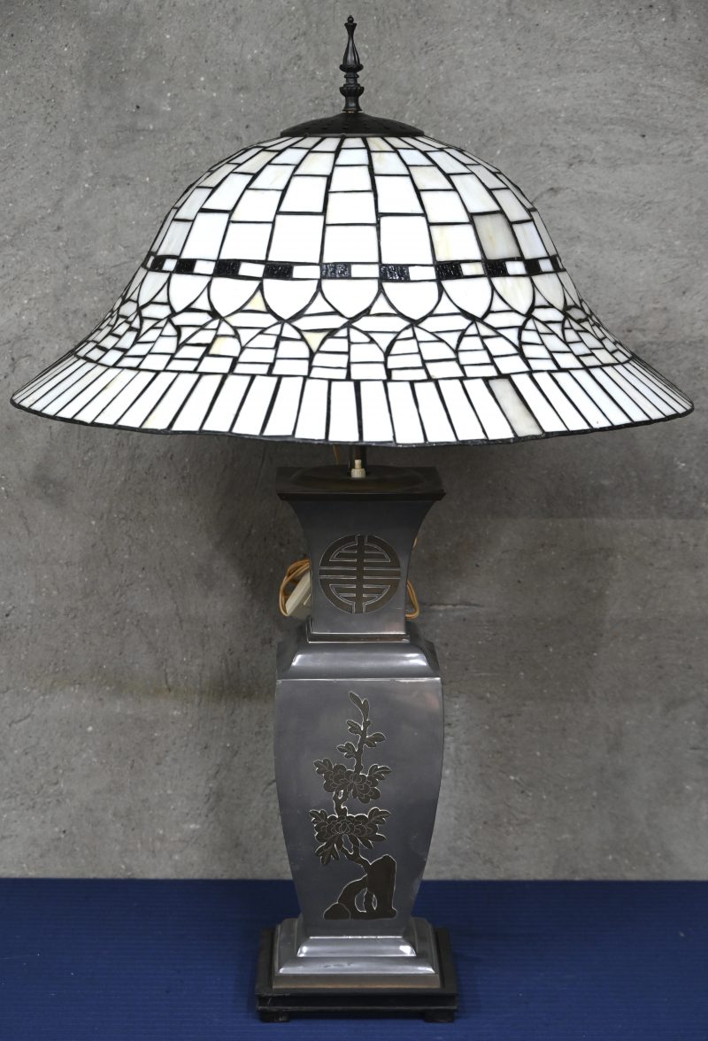 Een grote tafellamp, Chinese voet uit tin en koper, glas-in-lood kap in Tiffany stijl.