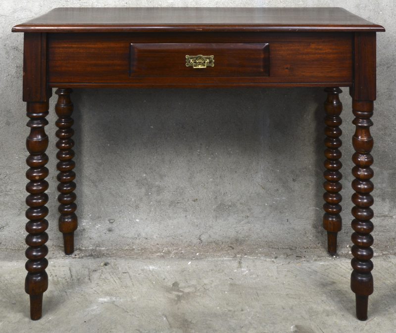 Een massief houten consoletafel met getorste poten en één lade.
