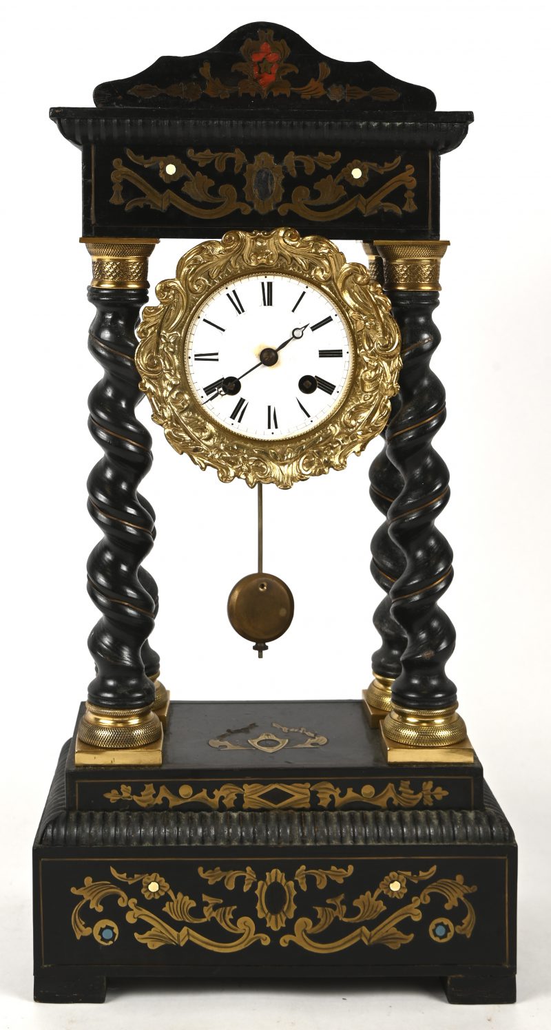 Een schouwpendule, hout en koper.