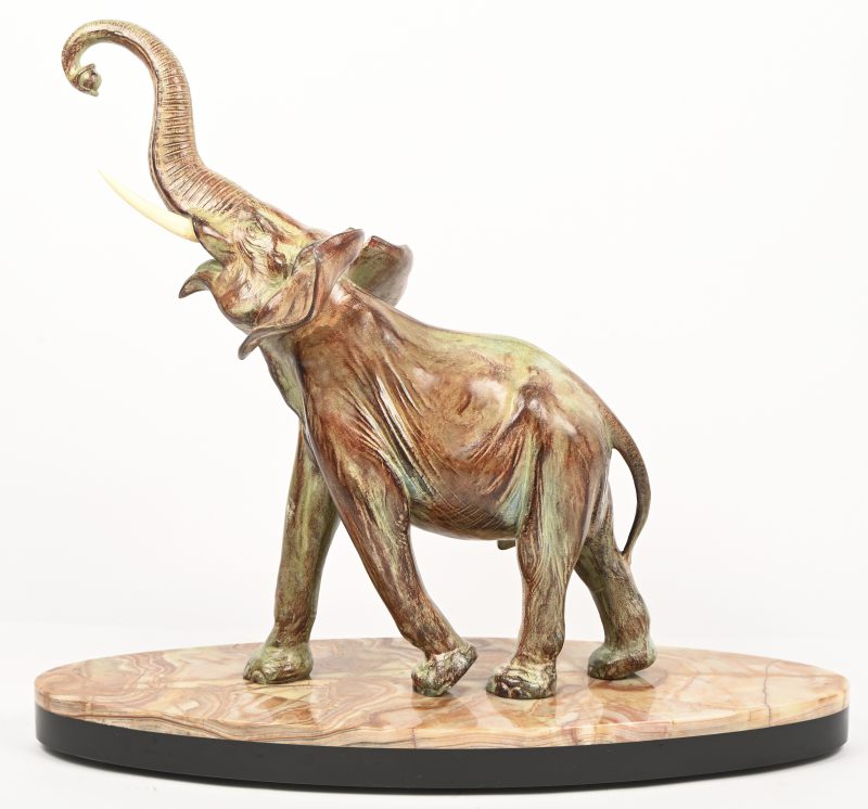 Een zamakken olifant met bronspatina op marmeren sokkel. Gesigneerd op de sokkel Gilquart.
