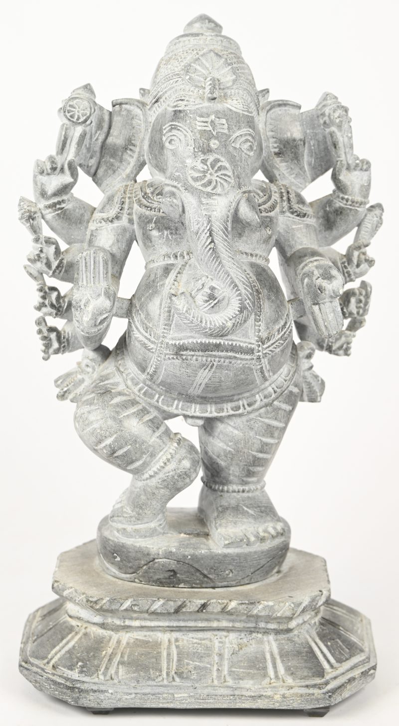 Een gesculpteerd zeepstenen beeld van Ganesha.