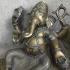Een bronzen Ganesha gezeten op een bank.